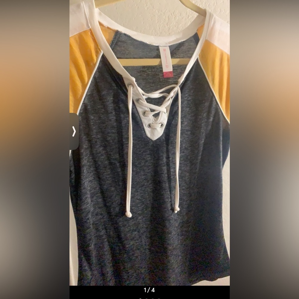 Women’s New Boundaries Yellow/Grey V neck short sleeve t-shirt size Large